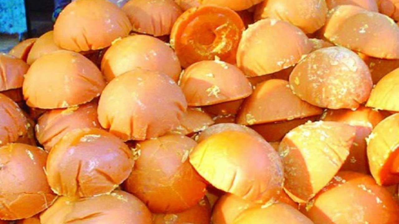 গুড় আসল নাকি নকল চিনবেন যেভাবে গুড় আসল নাকি নকল চিনবেন যেভাবে