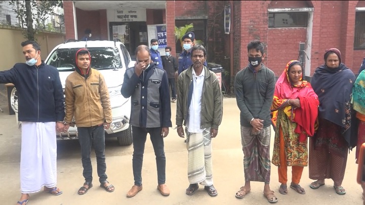 যুবকদের প্রেমের ফাঁদে ফেলে প্রতারণার দায়ে আটক ৭