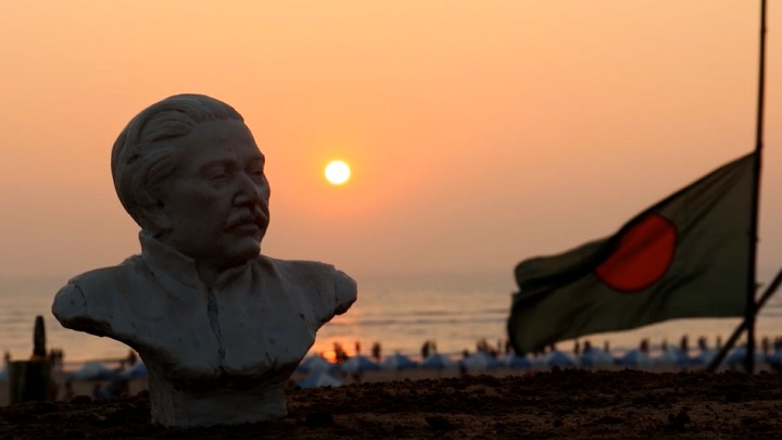 কক্সবাজার সৈকতে তৈরি হলো বঙ্গবন্ধুর সর্ববৃহৎ বালু ভাস্কর্য