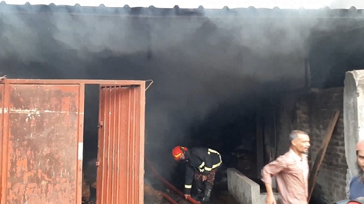 পাবনায় বকুল শেখ হত্যার প্রতিবাদে দোকান ভাঙচুর, গোডাউনে আগুন