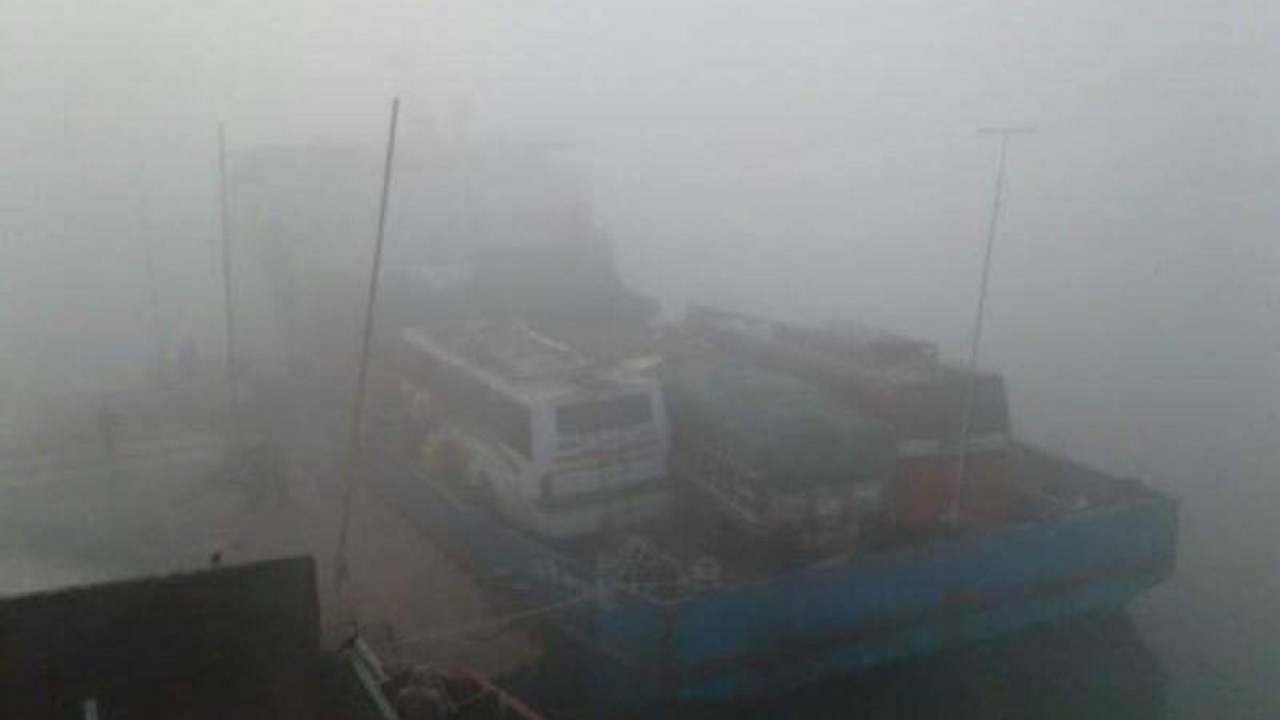 ঘন কুয়াশায় শিমুলিয়া-বাংলাবাজার নৌরুটে ফেরি চলাচল বন্ধ ঘন কুয়াশায় শিমুলিয়া-বাংলাবাজার নৌরুটে ফেরি চলাচল বন্ধ