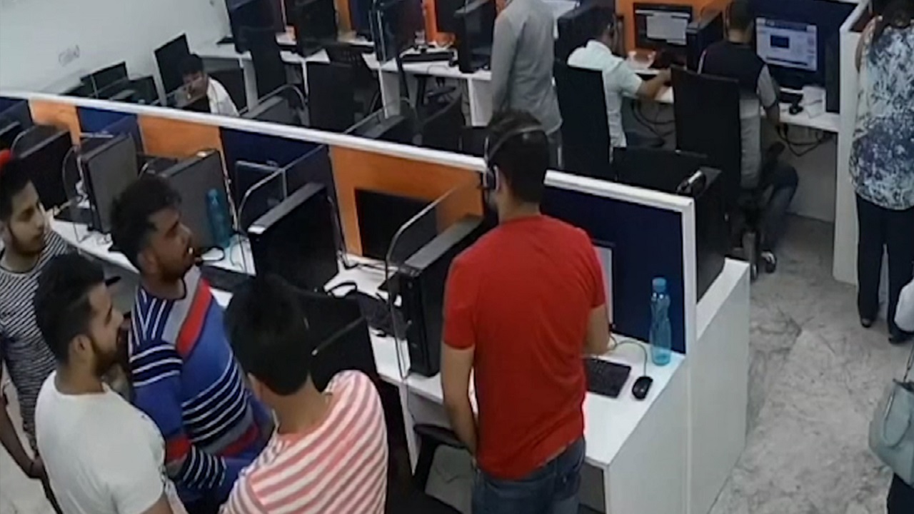 দিল্লিতে কল সেন্টার কেলেঙ্কারি; অর্ধশতাধিক যুবককে গ্রেফতার দিল্লিতে কল সেন্টার কেলেঙ্কারি; অর্ধশতাধিক যুবককে গ্রেফতার