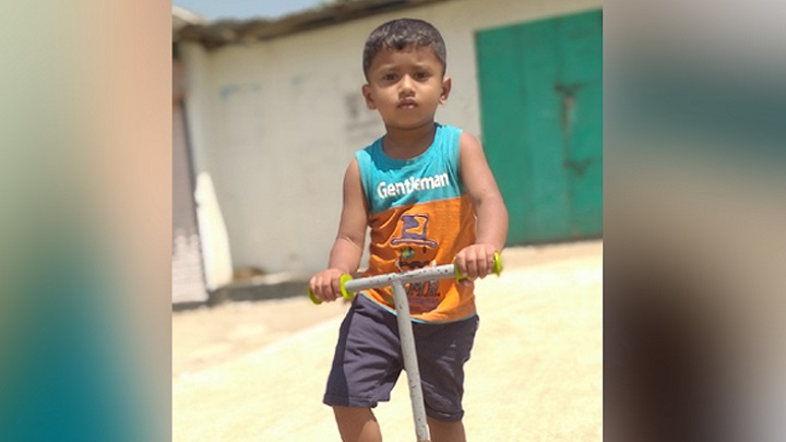 পাথর দিয়ে আঘাত করে মাথা থেঁতলে শিশুকে হত্যা (ভিডিও)