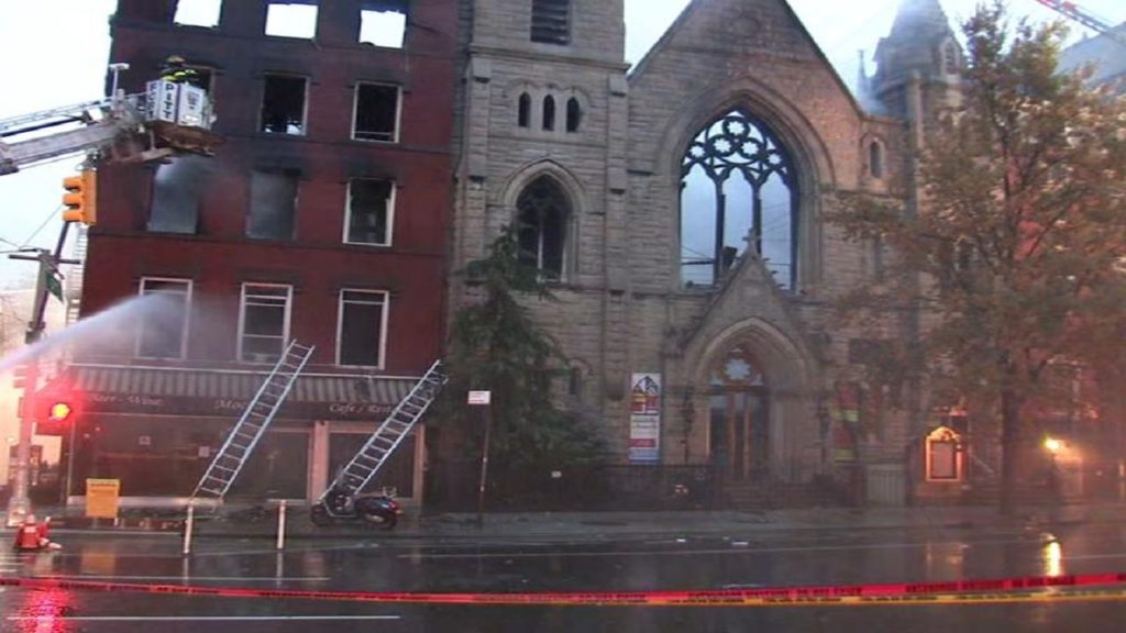 নিউইয়র্কে ভয়াবহ আগুনে পুড়ে গেছে ১৯ শতকের একটি গীর্জা