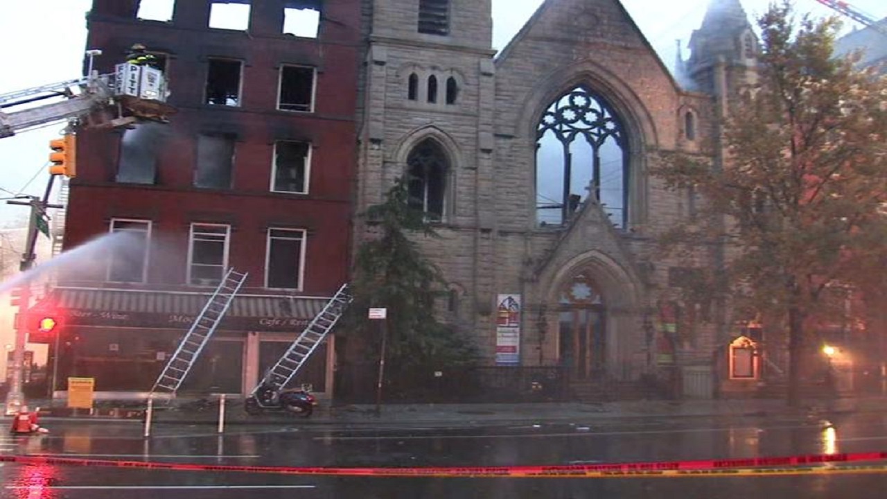 নিউইয়র্কে ভয়াবহ আগুনে পুড়ে গেছে ১৯ শতকের একটি গীর্জা নিউইয়র্কে ভয়াবহ আগুনে পুড়ে গেছে ১৯ শতকের একটি গীর্জা