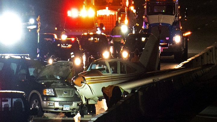 হঠাৎ যুক্তরাষ্ট্রের রাজপথে বিমান