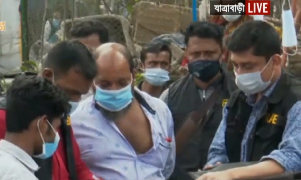 করোনা পরিস্থিতি: স্বাস্থ্যবিধি মানাতে মাস্ক নিয়ে সচেতনতা অভিযান