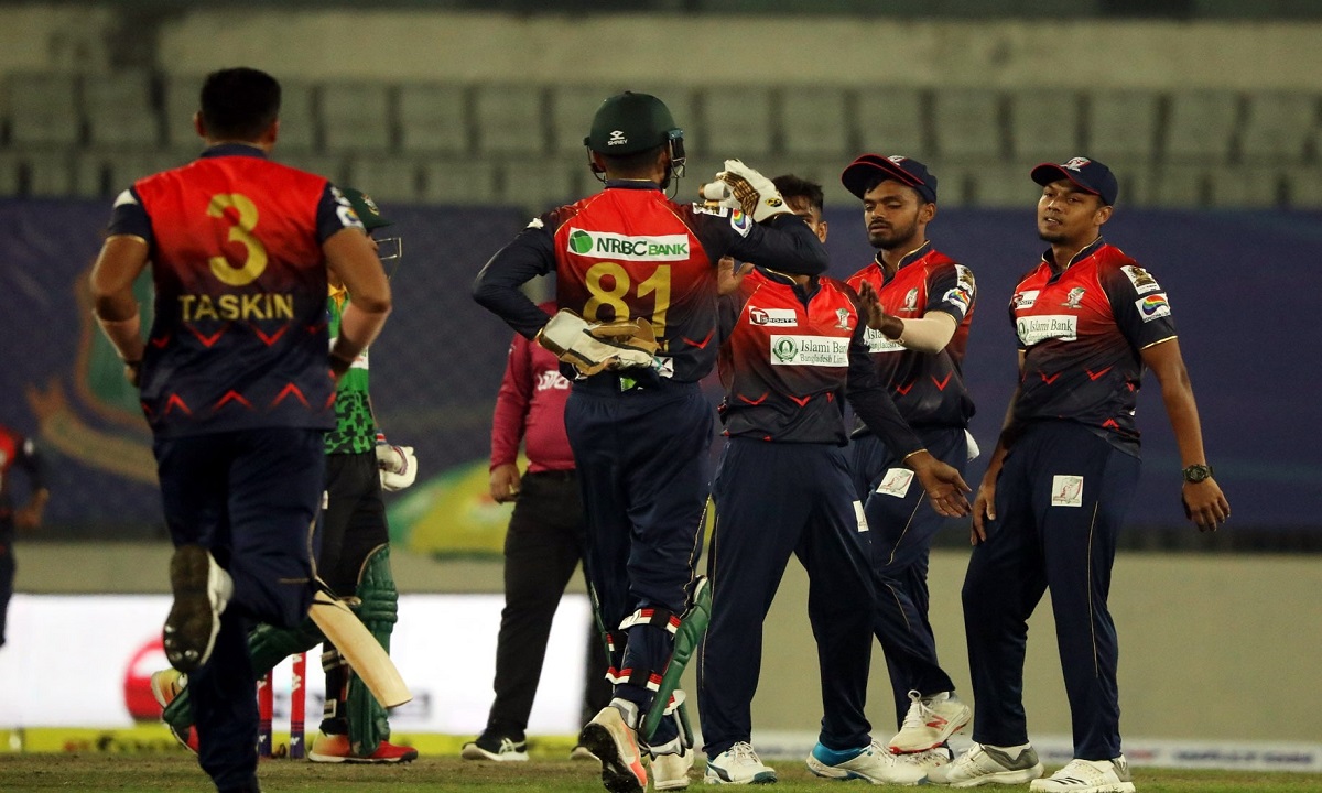 বরিশালের বোলারদের তোপের মুখে ১৫০ রানেই থেমেছে ঢাকার ইনিংস