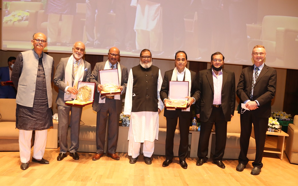 মুজিববর্ষে ‘বীর মুক্তিযোদ্ধা ট্রাস্টি’দের সম্মাননা দিলো আইইউবি