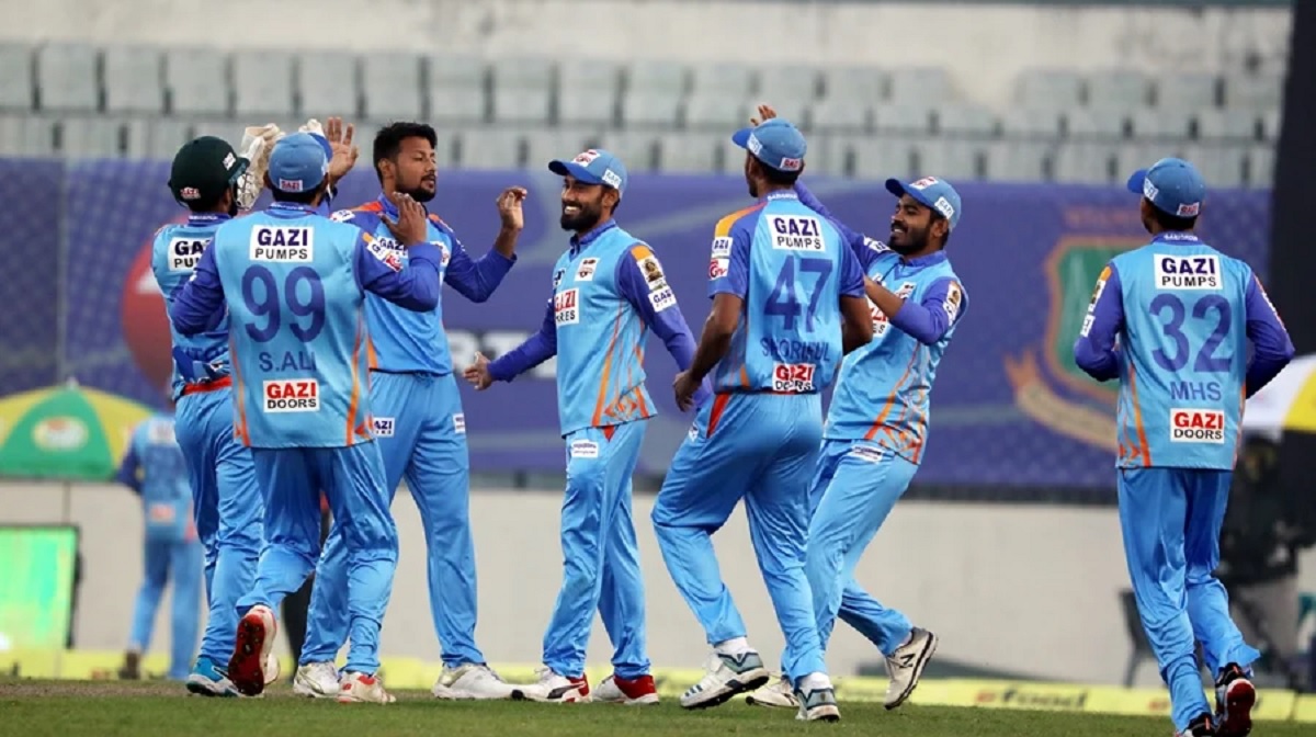 ঢাকার ব্যাটসম্যানদের খাবি খাওয়ালো চট্টগ্রামের বোলাররা