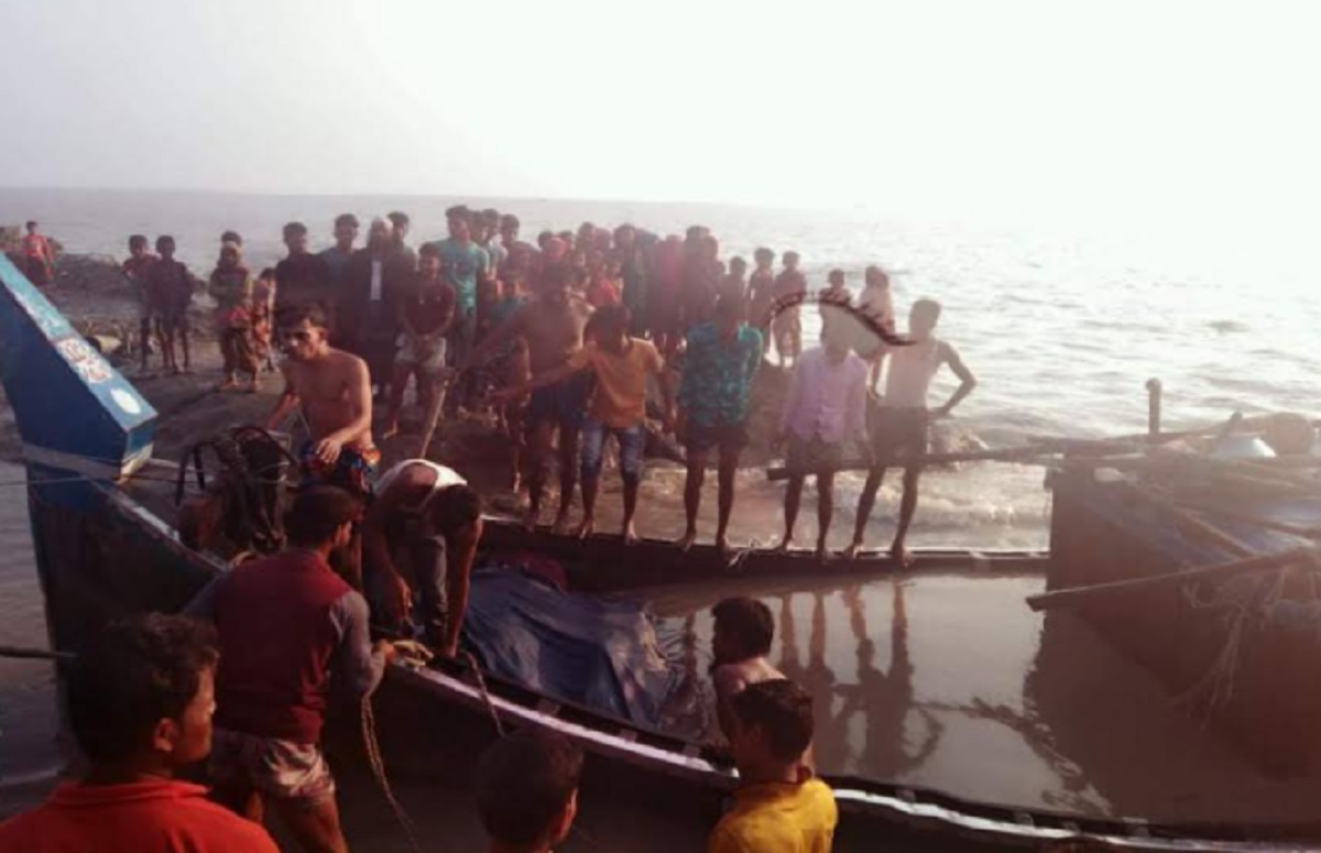 হাতিয়ায় বরযাত্রীবাহী ট্রলার ডুবি, নববধূসহ ৭ জনের লাশ উদ্ধার