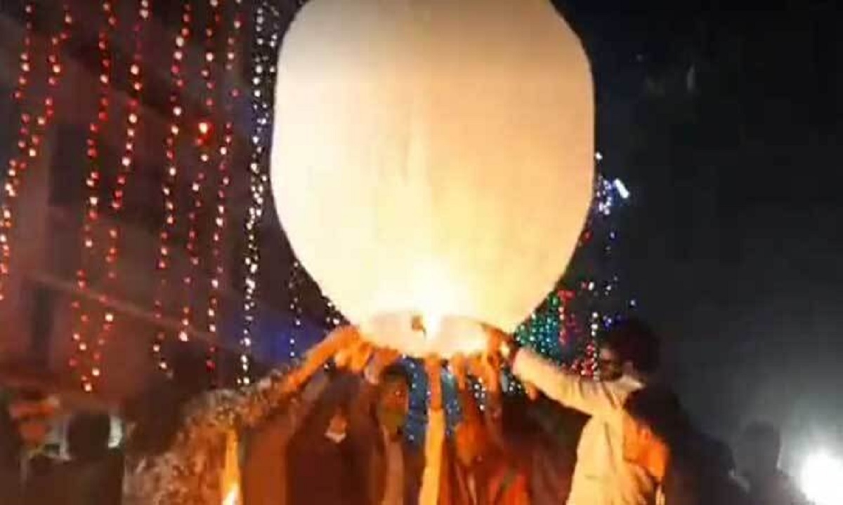 আতশবাজি আর ফানুস উড়িয়ে ঢাবিতে বিজয় উদযাপন