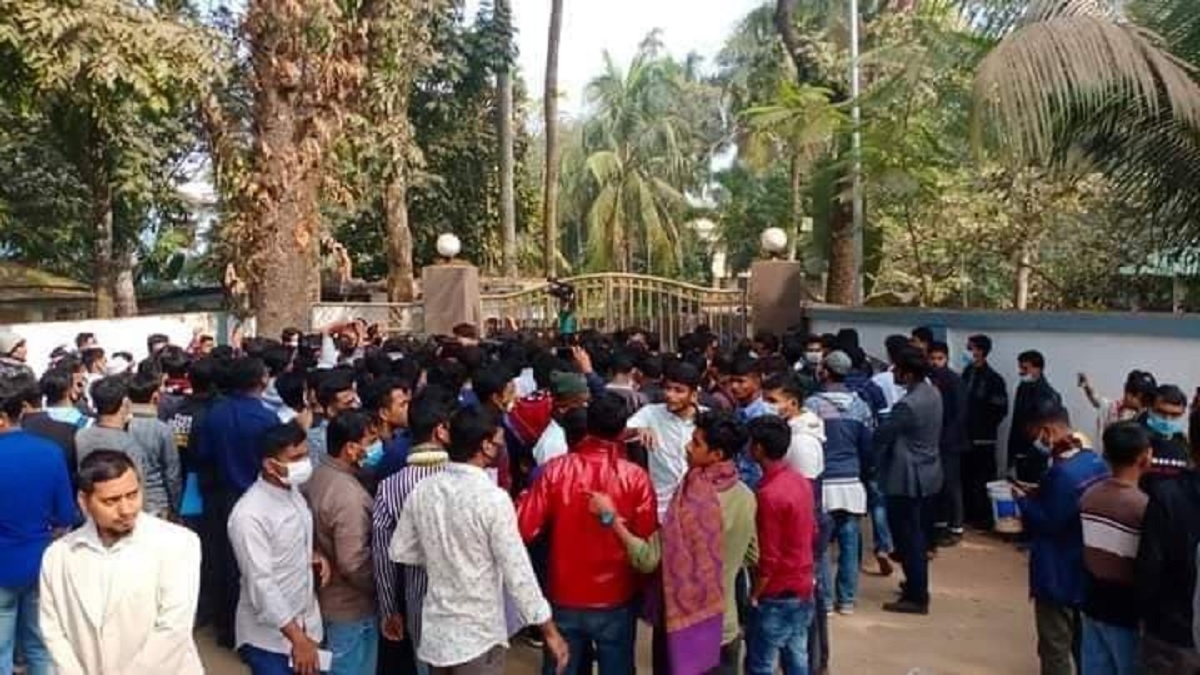ভোলায় নিয়োগ পরীক্ষা স্থগিত, ডিসির বাসভবন ঘেরাও করে বিক্ষোভ