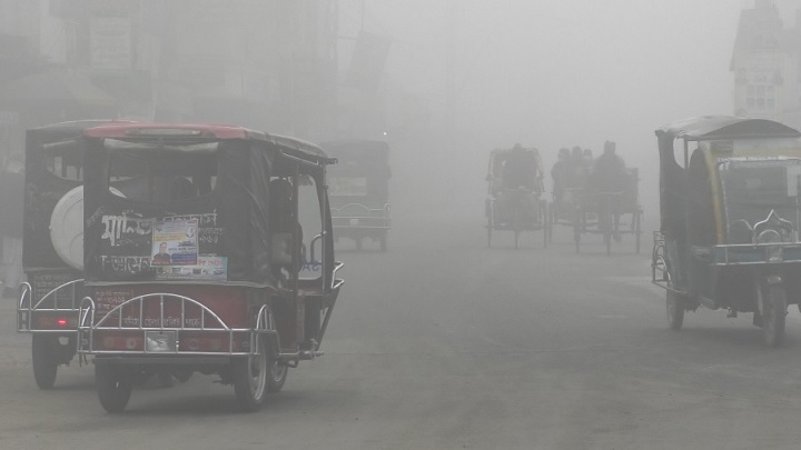 রংপুরে গবাদি পশুর গায়ে চট জড়িয়ে শীত নিবারণের চেষ্টা