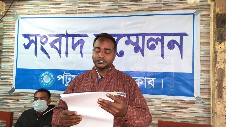 জুয়েলারির দোকানে তালা ঝোলানোর অভিযোগ আ’লীগ নেতা ও ছেলের বিরুদ্ধে