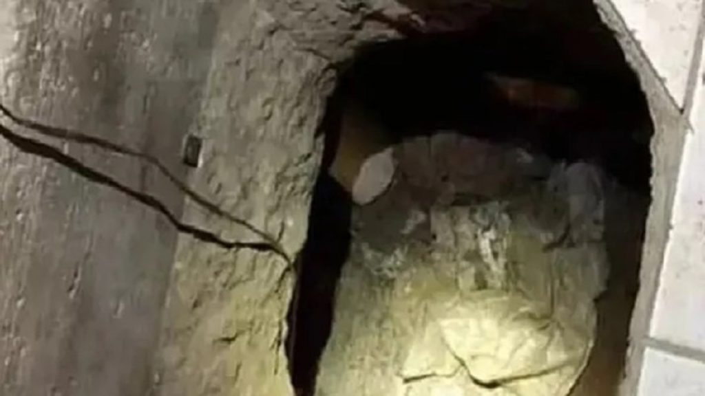 প্রেমিকার বাড়ি অবধি সুড়ঙ্গ বানিয়েও স্বামীর কাছেই হাতেনাতে পাকড়াও প্রেমিক!