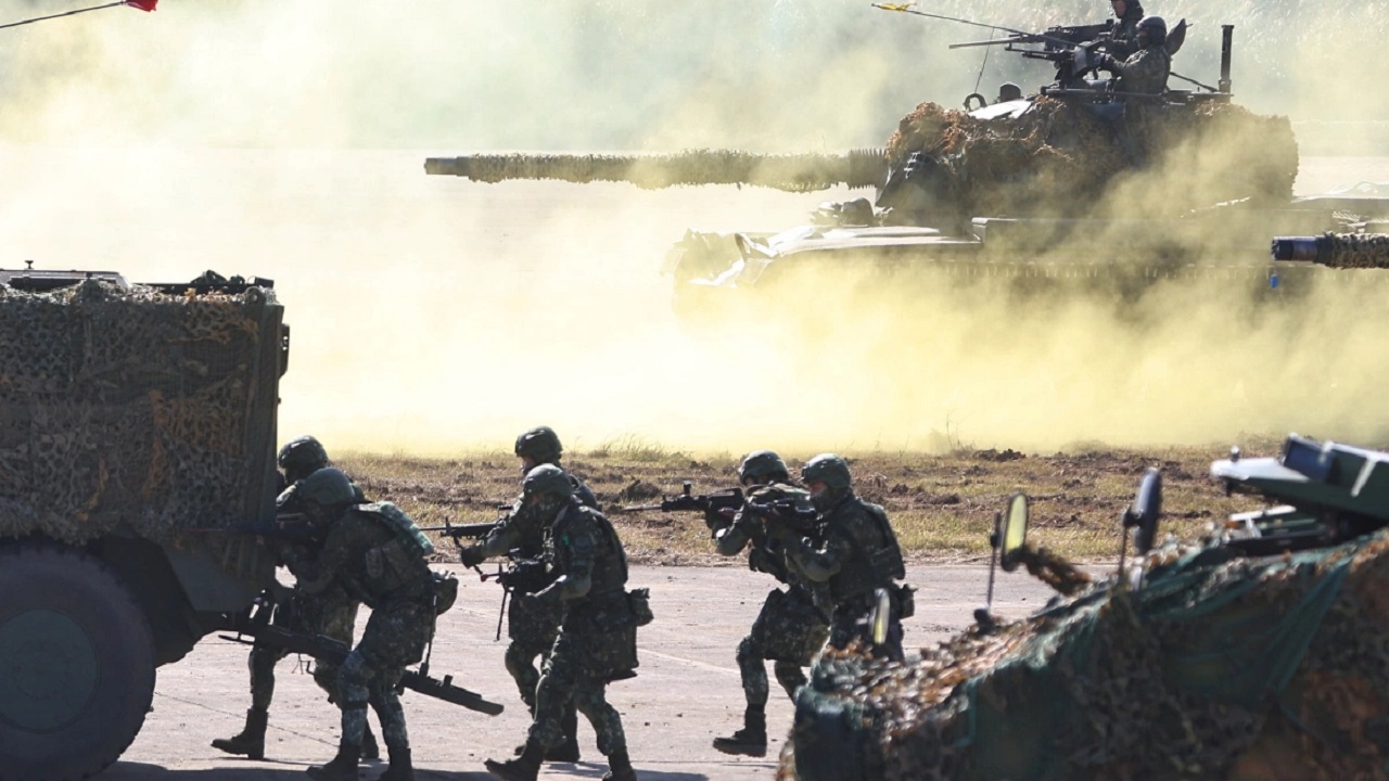 চীনের সাথে উত্তেজনার মধ্যেই সামরিক মহড়ায় অংশ নিলো তাইওয়ান চীনের সাথে উত্তেজনার মধ্যেই সামরিক মহড়ায় অংশ নিলো তাইওয়ান