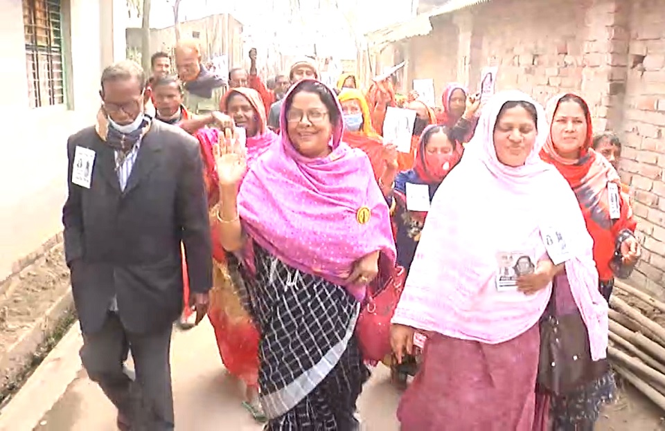 নির্বাচনে এক সতীনকে জিতিয়ে আনতে তিন সতীনের সমর্থন (ভিডিও)