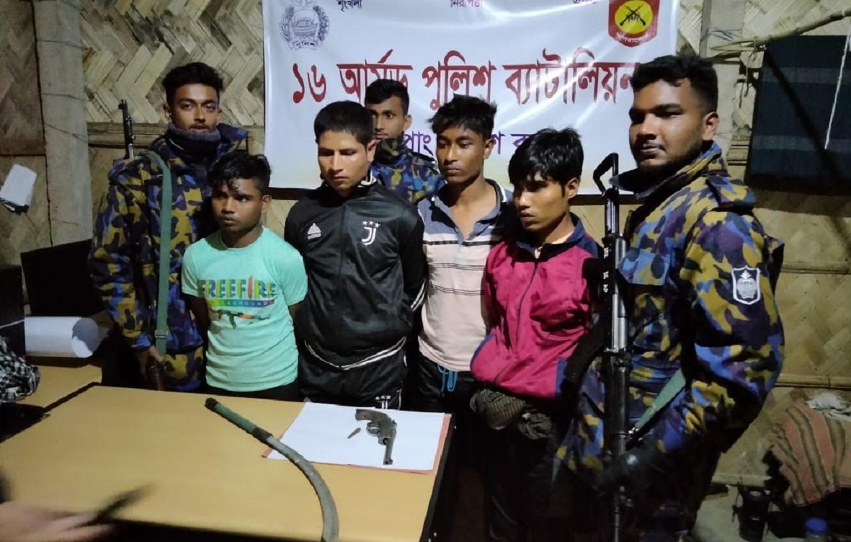 অস্ত্র-গুলিসহ ৪ রোহিঙ্গা আটক