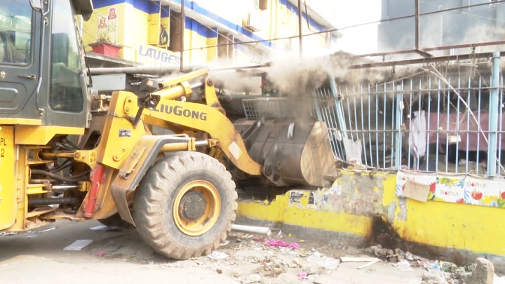 খুলনায় সওজের অবৈধ স্থাপনা উচ্ছেদ অভিযান