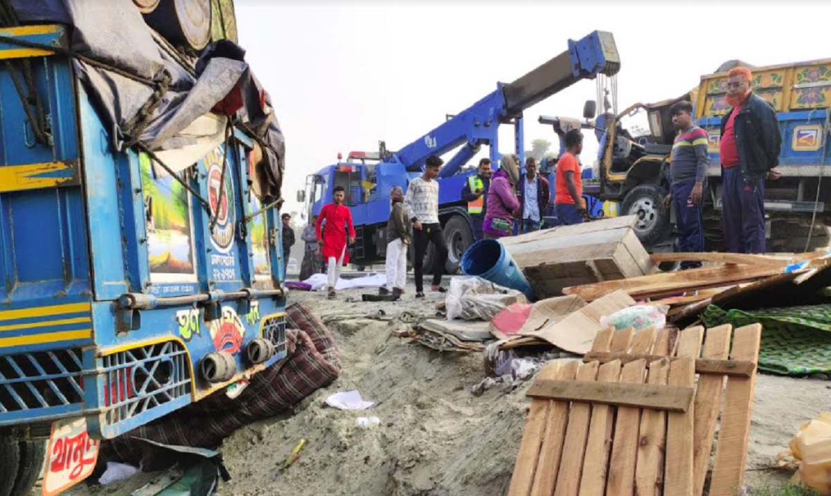 টাঙ্গাইলে ট্রাক-মিনিট্রাক সংঘর্ষ, শিশুসহ নিহত ২