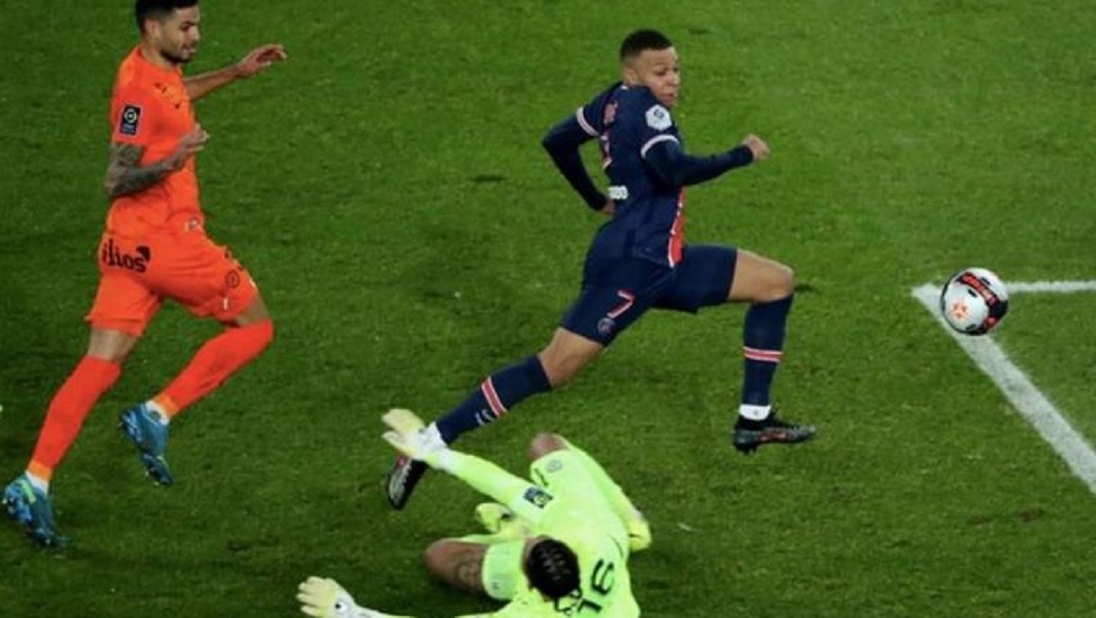 এম্বাপ্পের জোড়া গোলে পিএসজির বড় জয়
