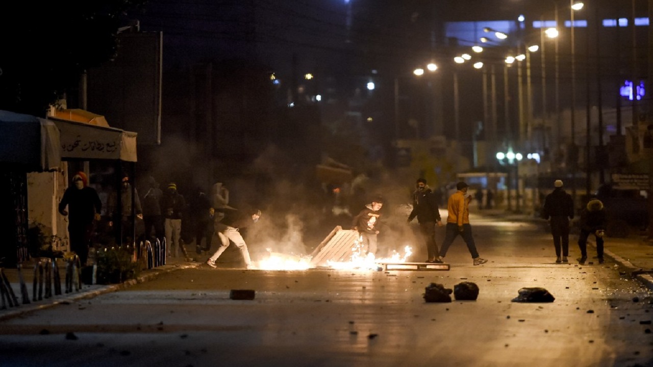 বিক্ষোভে-সহিংসতায় উত্তপ্ত তিউনিসিয়া, গ্রেফতার ৬ শতাধিক বিক্ষোভে-সহিংসতায় উত্তপ্ত তিউনিসিয়া, গ্রেফতার ৬ শতাধিক