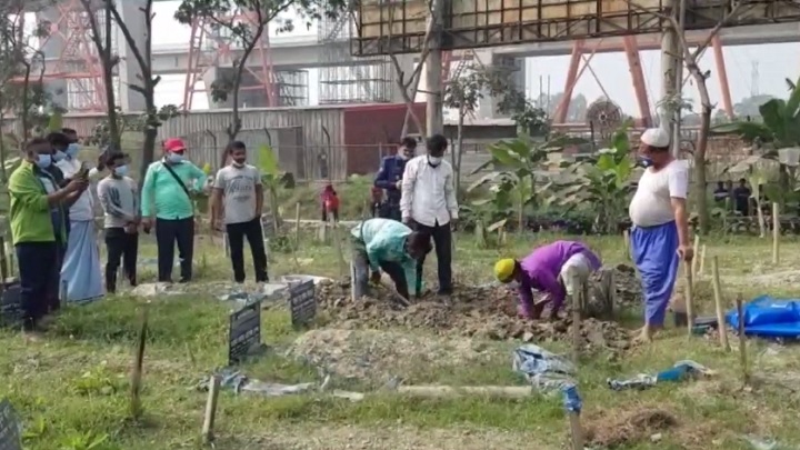 দাফনের সাড়ে ৫ মাস পর কবর থেকে গৃহবধূর লাশ উত্তোলন