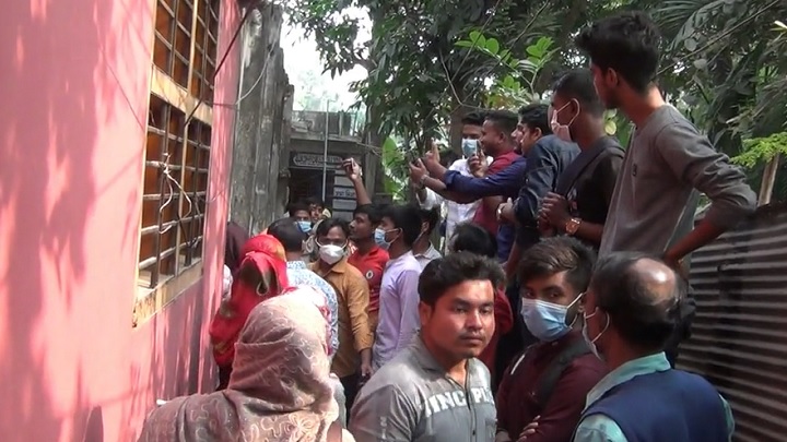 নাটোরে এনজিও কর্মকর্তার বাড়ি ঘেরাও করলো কর্মীরা