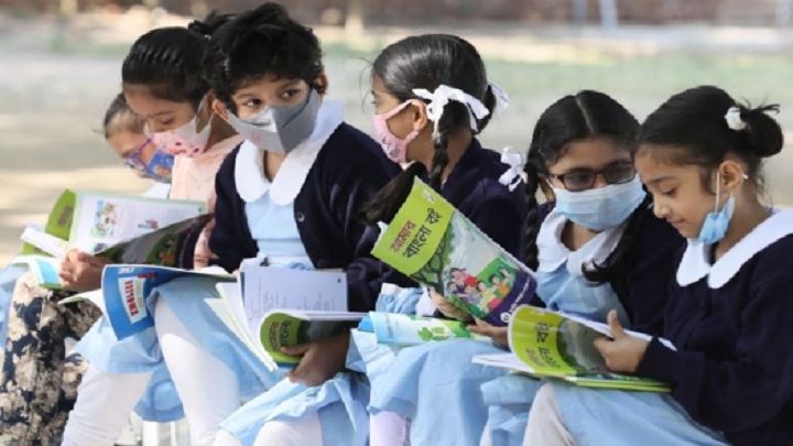 রাজধানীতে ২য় দিনের মতো চলছে বই বিতরণ কার্যক্রম