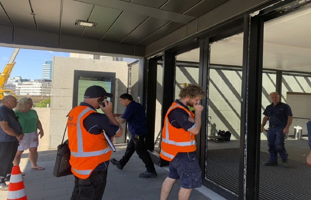 নিউজিল্যান্ডে কুড়ালের আঘাতে পার্লামেন্টের দরজা ভাঙলো দুর্বৃত্ত