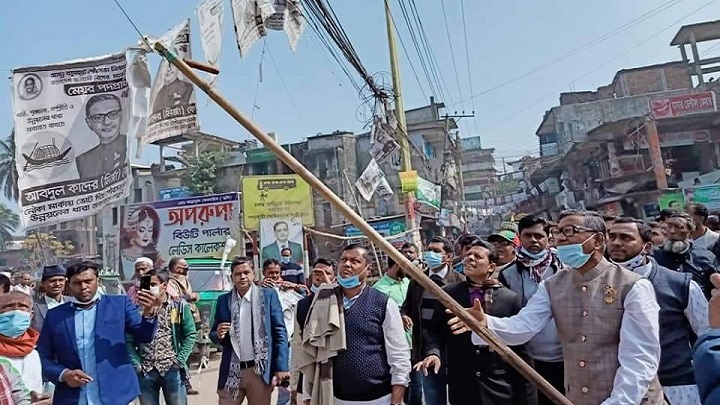 নিজের পোস্টার নিজেই অপসারণ করলেন কাদের মির্জা