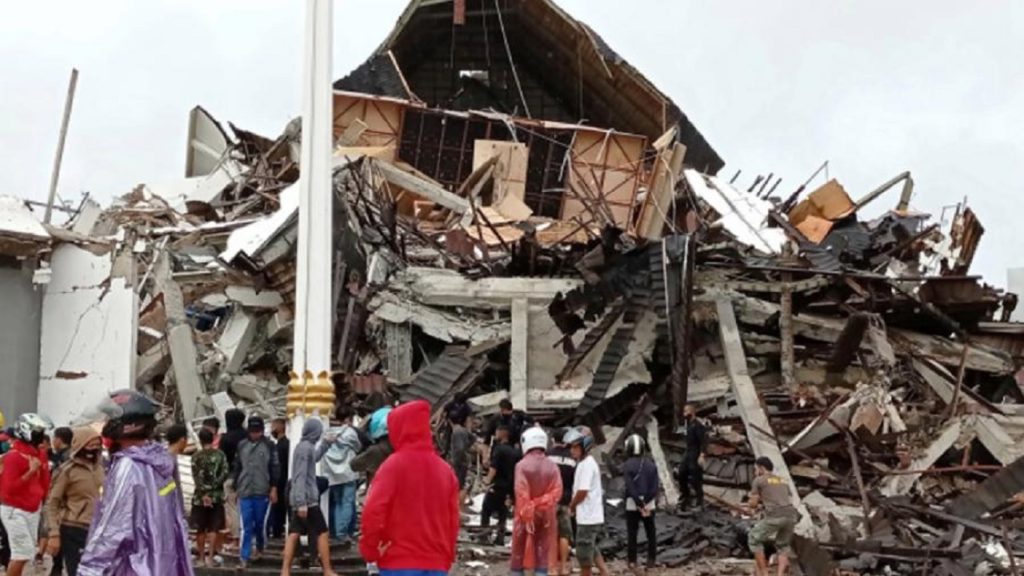 ইন্দোনেশিয়ায় ভূমিকম্পে নিহতের সংখ্যা বেড়ে দাড়িয়েছে ৪২ জনে