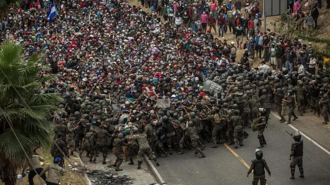 গুয়াতেমালায় অব্যাহত অভিবাসীদের ঢল, সীমান্তে তুমুল সংঘর্ষ গুয়াতেমালায় অব্যাহত অভিবাসীদের ঢল, সীমান্তে তুমুল সংঘর্ষ