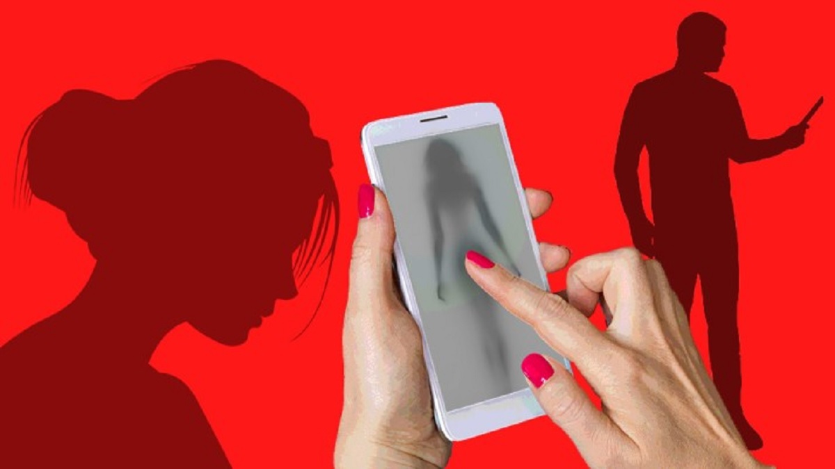 মেয়ের নগ্ন ছবি পাঠিয়ে কিশোরকে উত্তেজিত করার চেষ্টা; ৩৫ বছর জেল হলো মায়ের