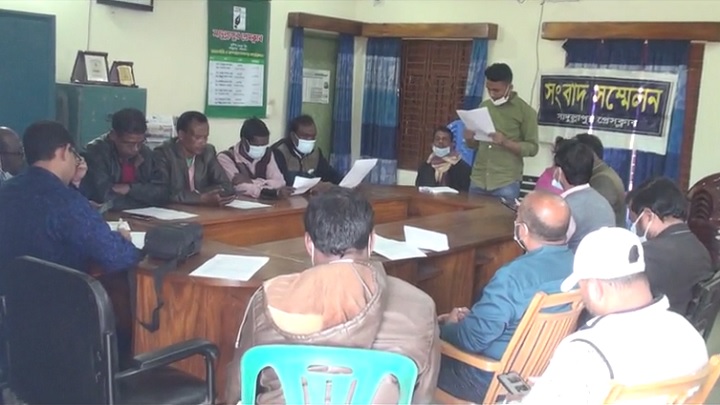 সাদুল্লাপুরে দোকান কর্মচারীর বিরুদ্ধে মিথ্যা ধর্ষণ চেষ্টা মামলায় প্রতিবাদ