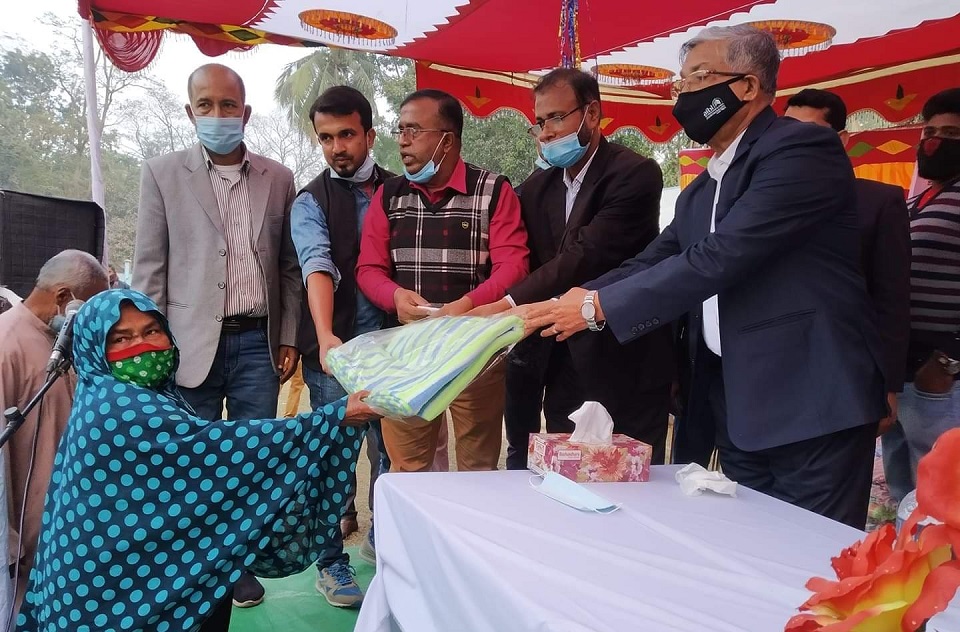 শীতার্তদের মাঝে ‘মানব’ এর ভালবাসা বিতরণ