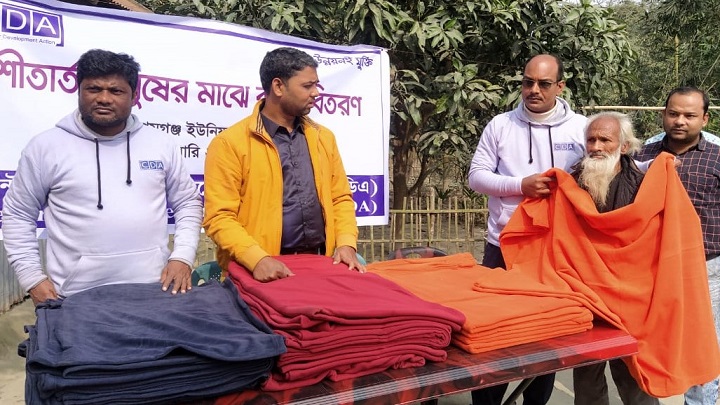 কুড়িগ্রামে চরাঞ্চলে শীতবস্ত্র বিতরণ