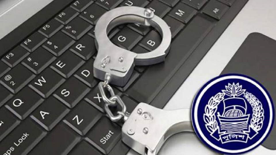 রাজধানীতে ফেসবুক হ্যাক করে প্রতারণার অভিযোগে ৩ জনকে গ্রেফতার করেছে পুলিশ