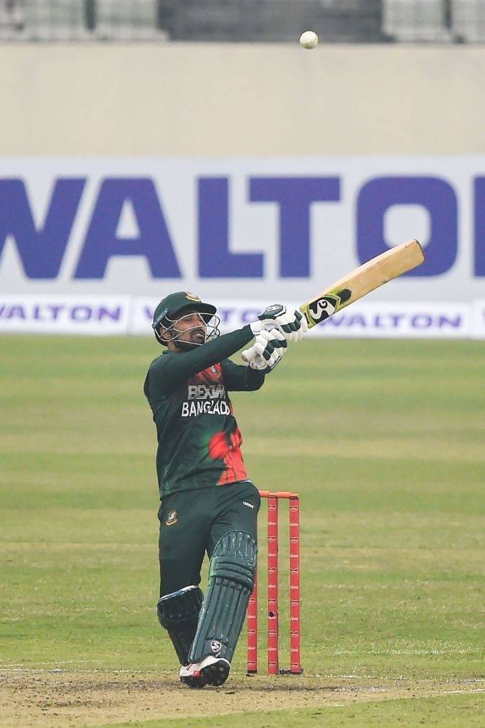মাত্র ১৪ রানেই বোল্ড হলেন লিটন