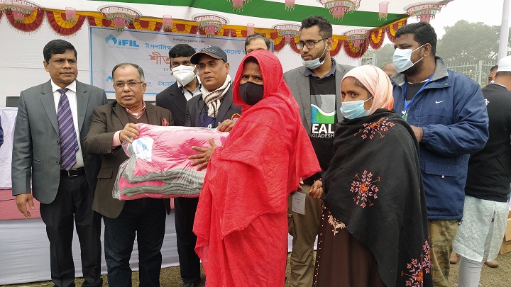 কুড়িগ্রামে দু’ হাজার শীতার্ত মানুষের মাঝে কম্বল বিতরণ