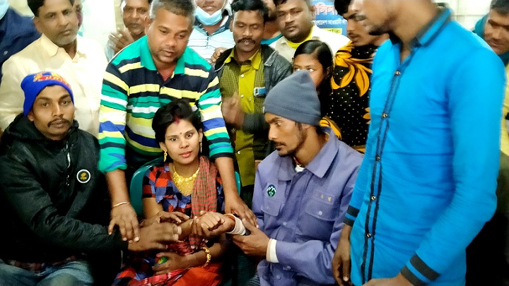 ১১ বছর লালন পালন করে ভারসাম্যহীন নারীকে পরিবারের কাছে পৌঁছে দিলেন রনি