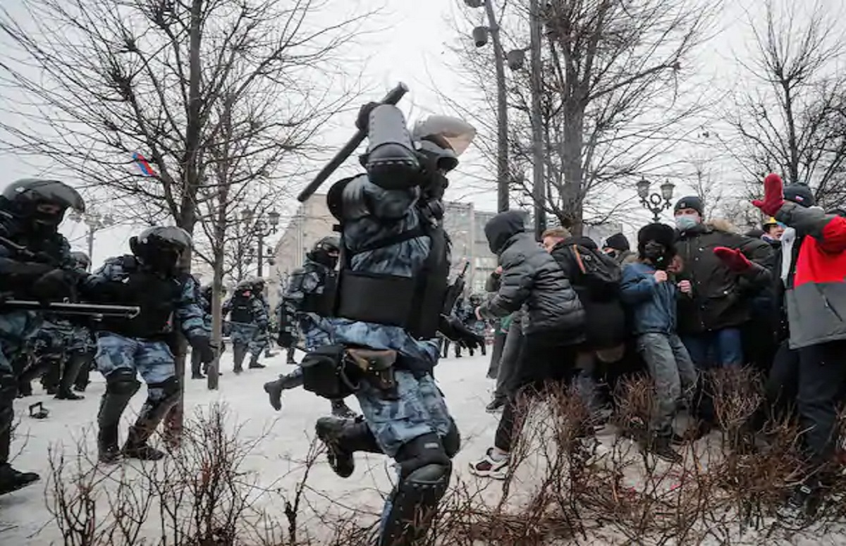 বিরোধী নেতা নাভালনির ডাকে বিক্ষোভে উত্তাল রাশিয়া