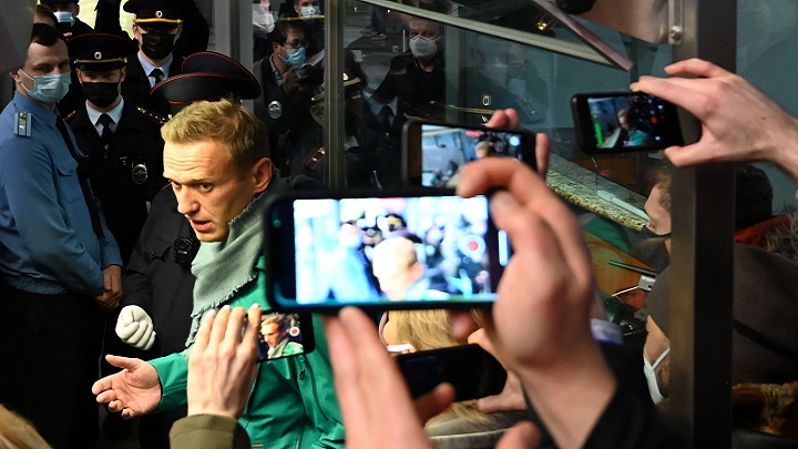 পুতিনের কট্টর সমালোচক রাশিয়ার প্রধান বিরোধী নেতা নাভালনি গ্রেফতার