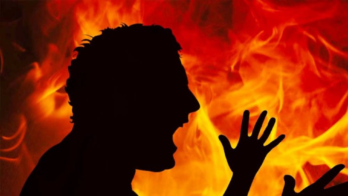 দেরি করে বাড়িতে ফেরায় ঘুমন্ত স্বামীর মুখে ফুটন্ত তেল ঢেলে দিলেন স্ত্রী!