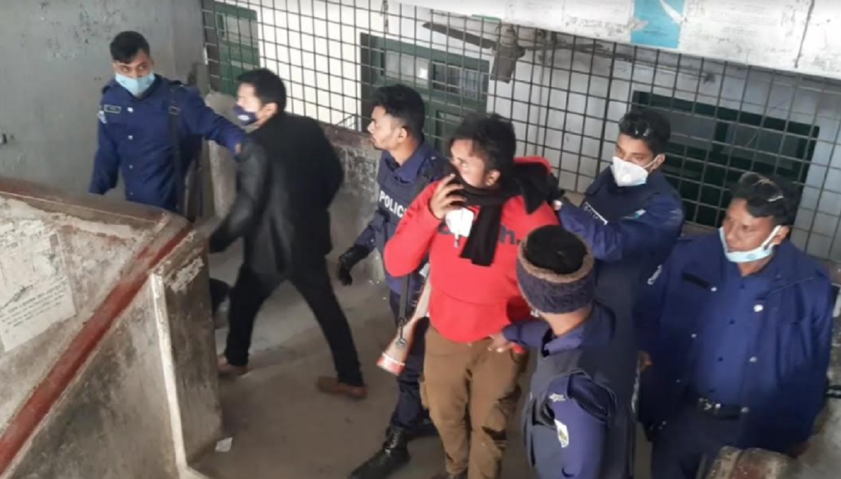 জাল ভোট দেয়ার ছবি তোলায় সাংবাদিকের ওপর হামলা