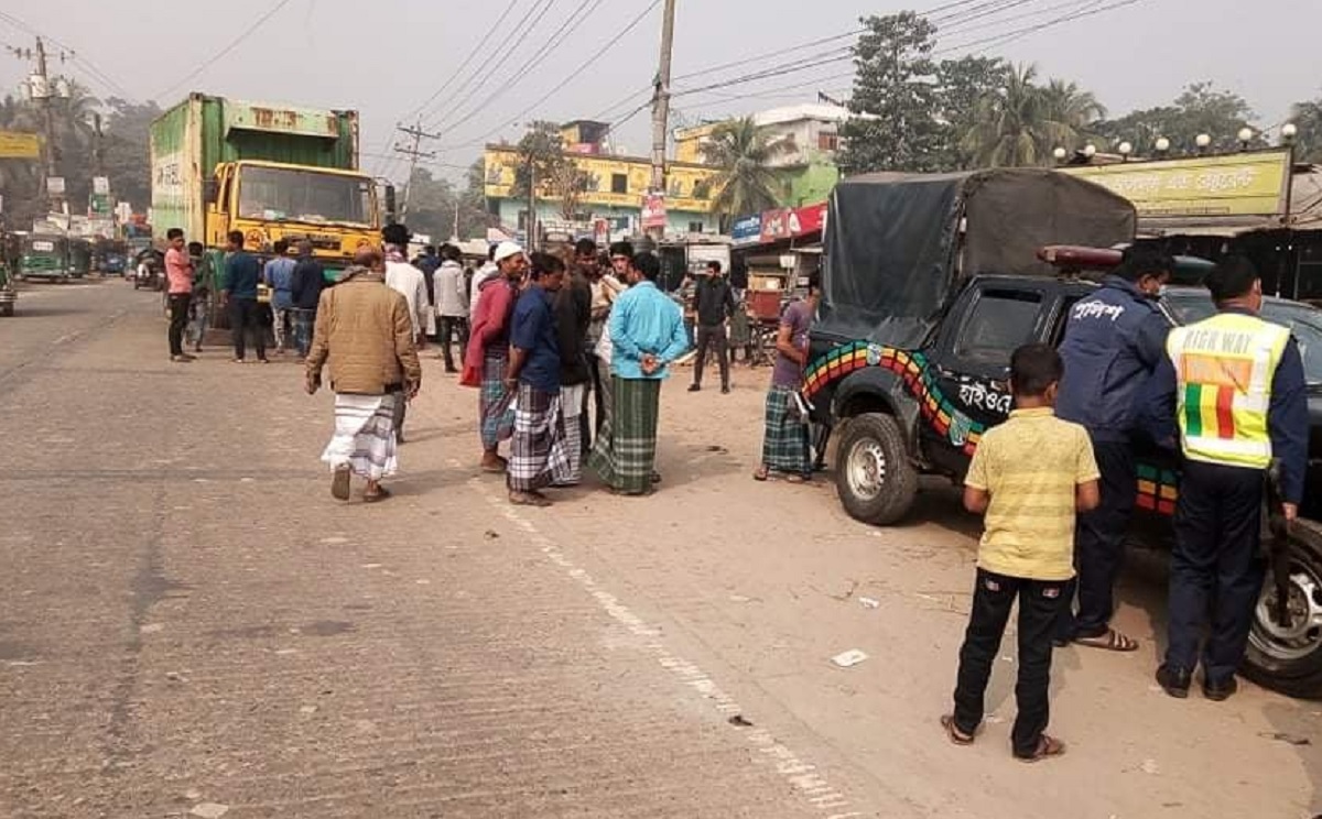 লক্ষ্মীপুরে কাভার্ড ভ্যানের চাপায় সিএনজি চালক নিহত