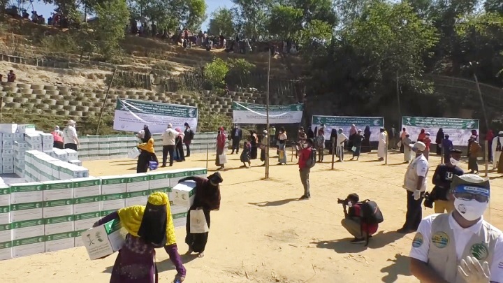 কক্সবাজারে ৬০ হাজার রোহিঙ্গাসহ স্থানীয়দের মাঝে সৌদির খাদ্য সহায়তা প্রদান