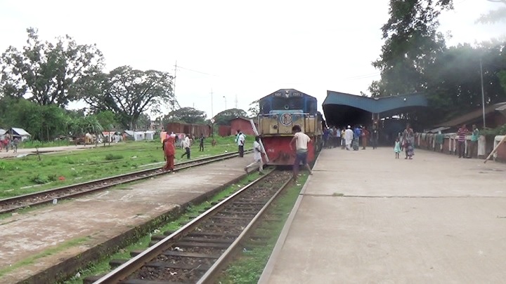 চলন্তাবস্থায় যুবতীকে ধর্ষণের অভিযোগে ট্রেনের জেনারেটর অপারেটর গ্রেফতার