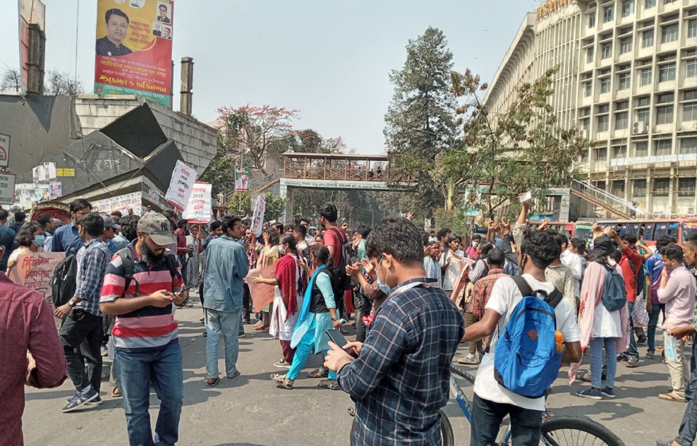 লেখক মুশতাকের মৃত্যু: শাহবাগের অবরোধ প্রত্যাহার বিক্ষোভকারীদের; সোমবার নতুন কর্মসূচি